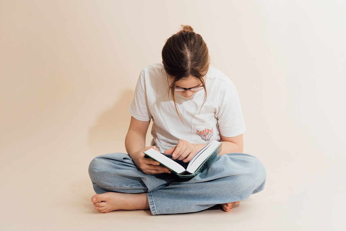 schulstart-unterstuetzung-lernen-brainOASIS-sabrina_ziegler-innsbruck Schulstart überfordert viele Kinder - Kind mit Buch